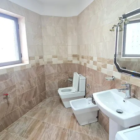 Calmly, Spacious Next To Embassy Appartement