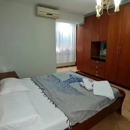 Calmly, Spacious Next To Embassy تيرانا