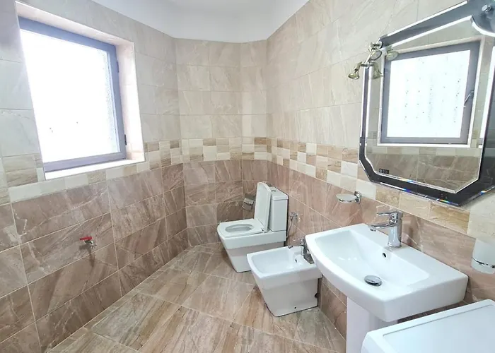 Calmly, Spacious Next To Embassy شقة