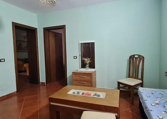 Calmly, Spacious Next To Embassy Appartamento