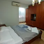 Calmly, Spacious Next To Embassy ティラナ
