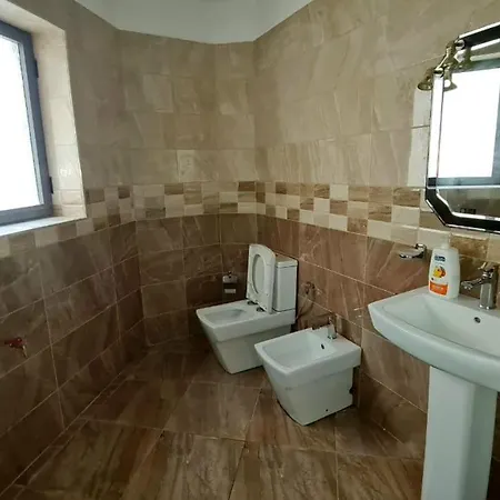 Calmly, Spacious Next To Embassy *